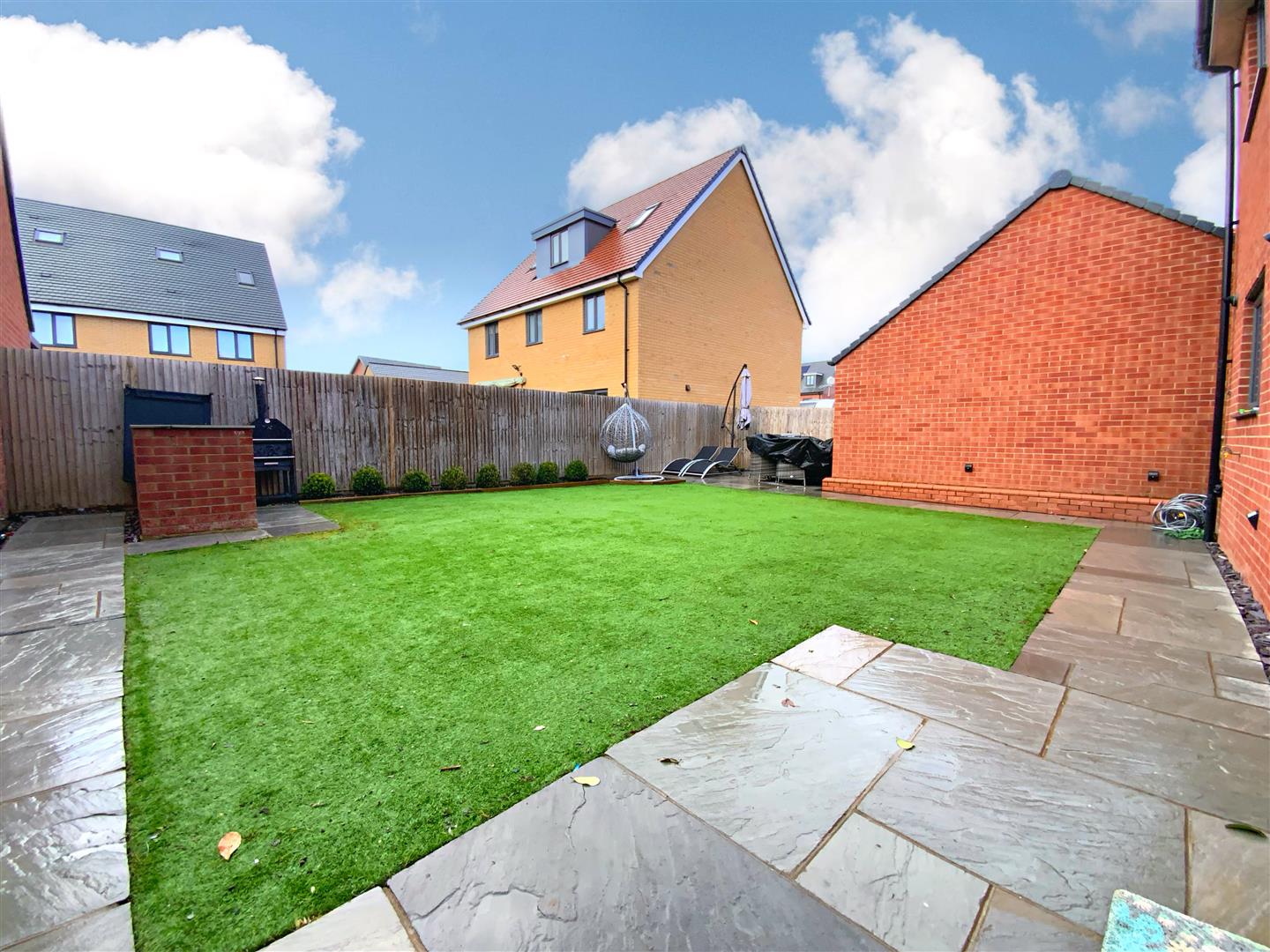 3 bed property in Buckworth Drive, Bedford